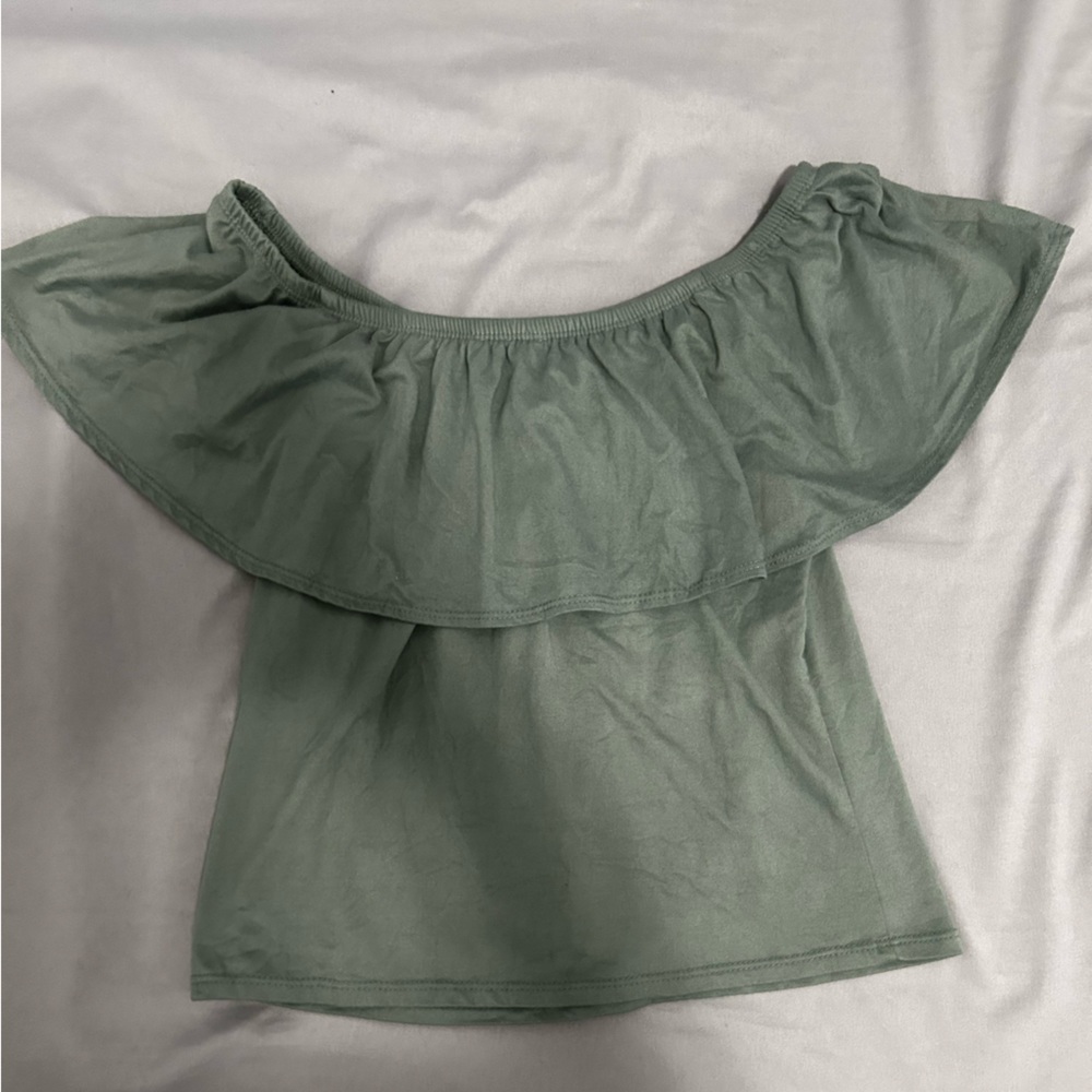 Off the shoulder tee